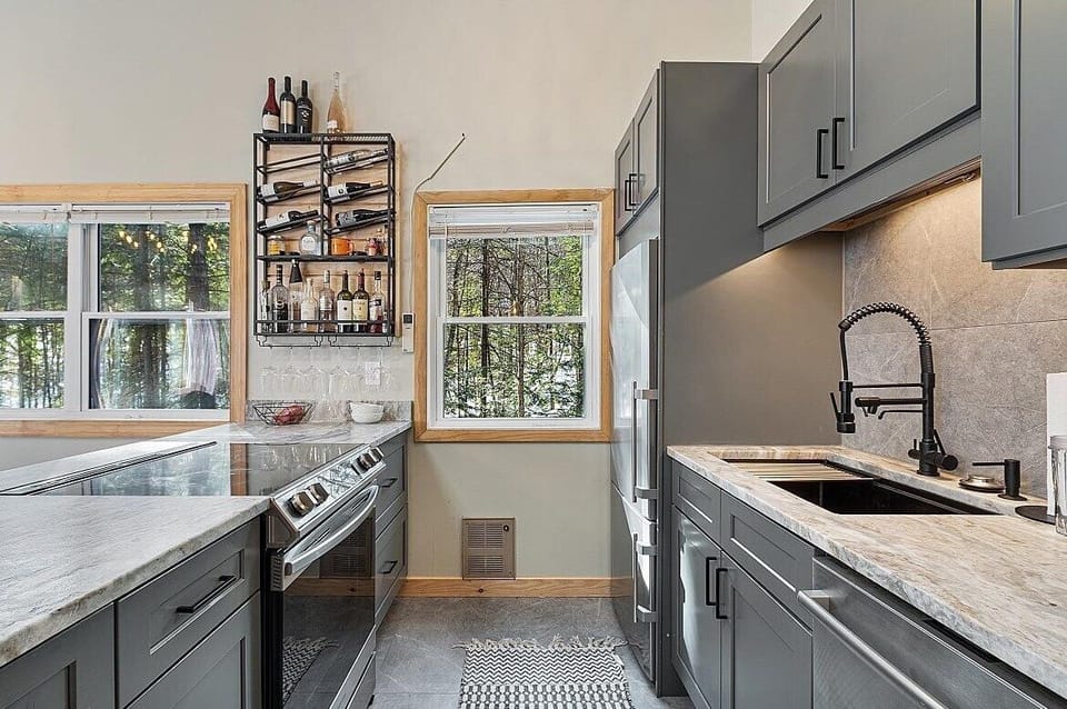 Chef's kitchen with high end appliances