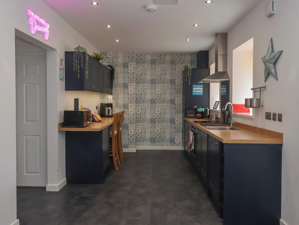Cottage | Private kitchen | Fridge, dishwasher, electric kettle, toaster