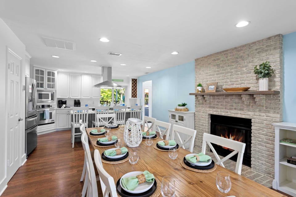 Dining for 14: Contemporary wooden table surrounded by tropical decor — the heart of every great group dinner.