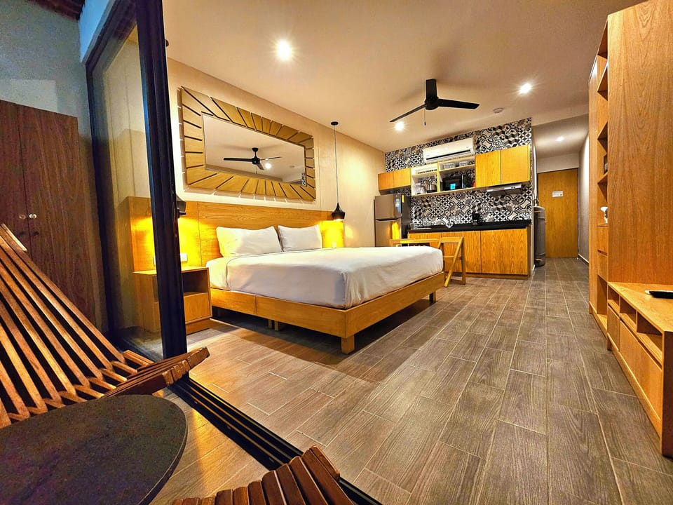 Traditional Studio | Hypo-allergenic bedding, in-room safe, blackout drapes, free WiFi