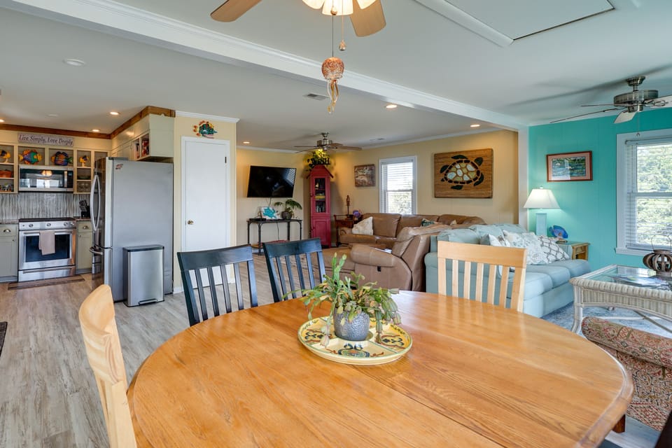 Dining Area | Dishware/Flatware Provided