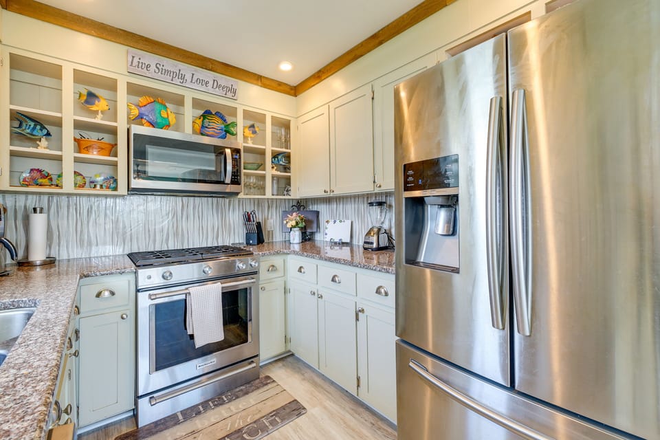 Kitchen | Cooking Basics | Coffee Maker | Paper Towels/Trash Bags Provided
