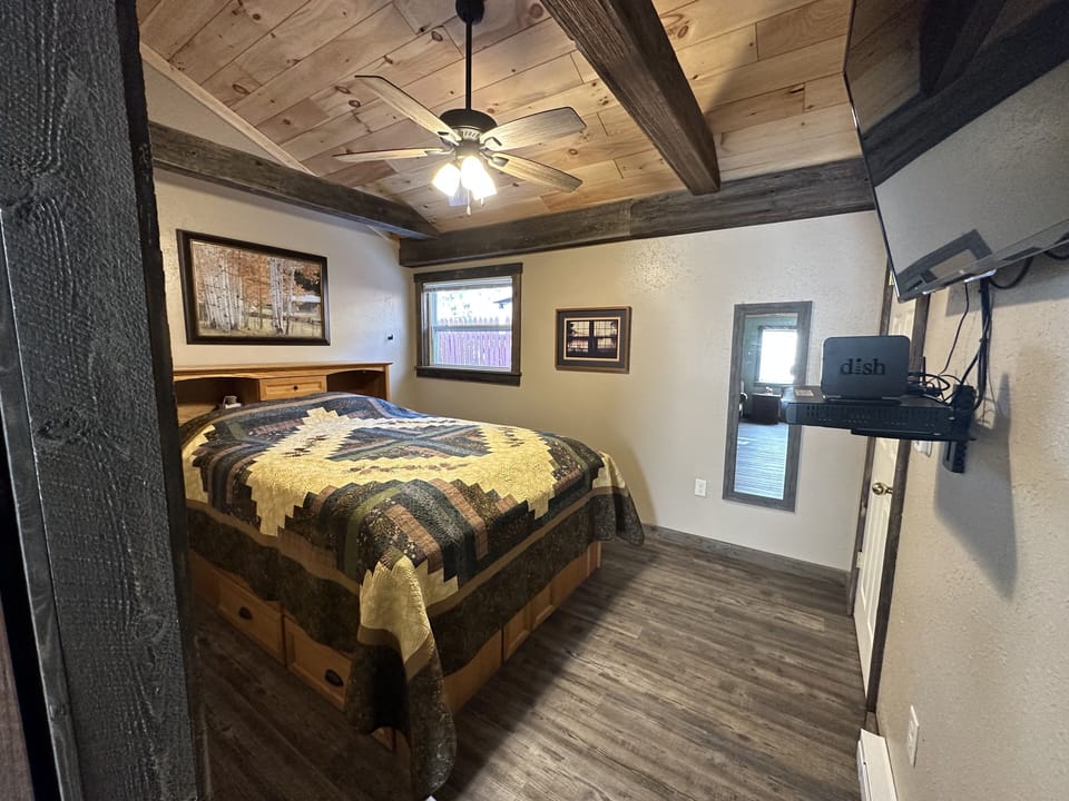 Master Bedroom - Queen Bed