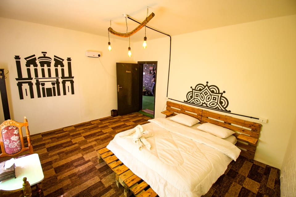 Deluxe Double Room | Soundproofing, iron/ironing board, WiFi (free), bed sheets