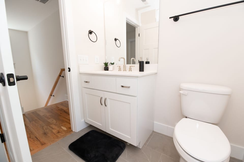 Hall Bathroom - shared between Bedrooms 3 & 4, tub/shower combo