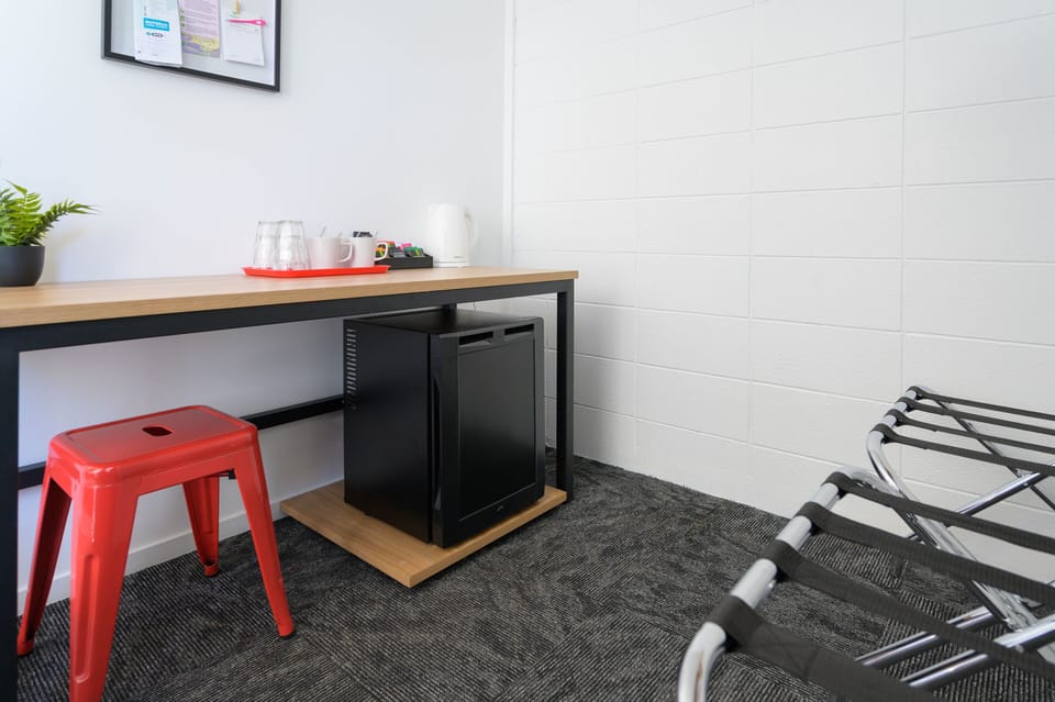 Twin Studio (2 Queen Beds) & Ensuite bathroom | In-room dining