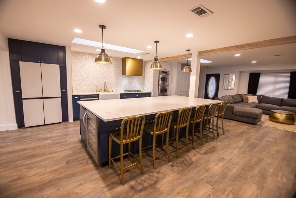 XL island with counter stools