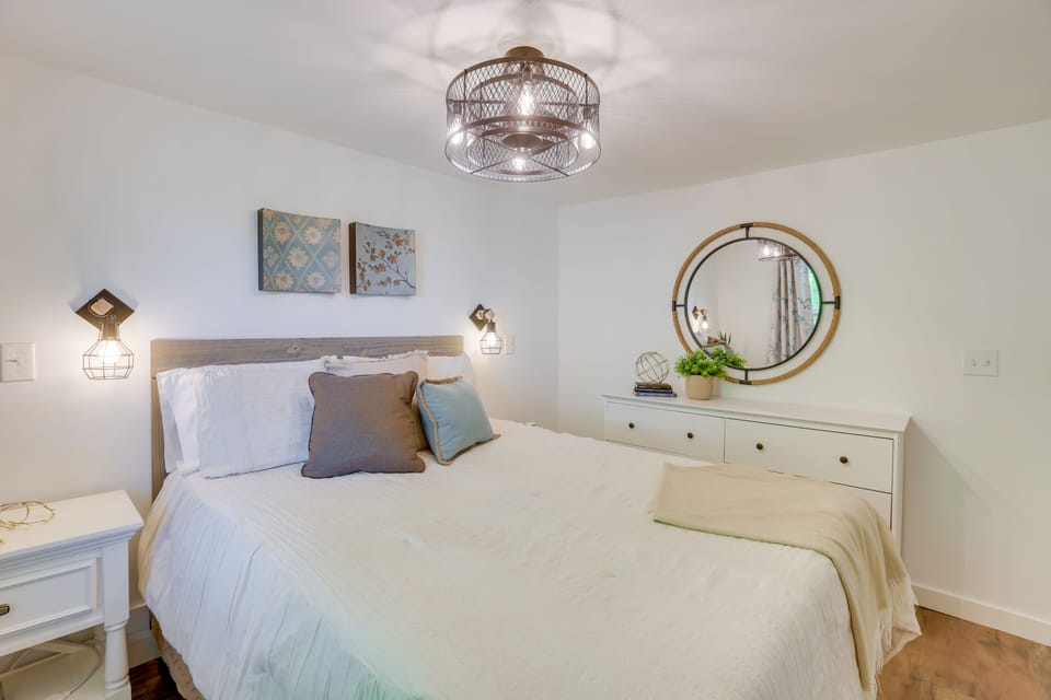 Bedroom 1 | Queen Bed