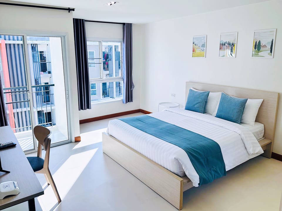 Deluxe Room | Desk, laptop workspace, blackout drapes, iron/ironing board