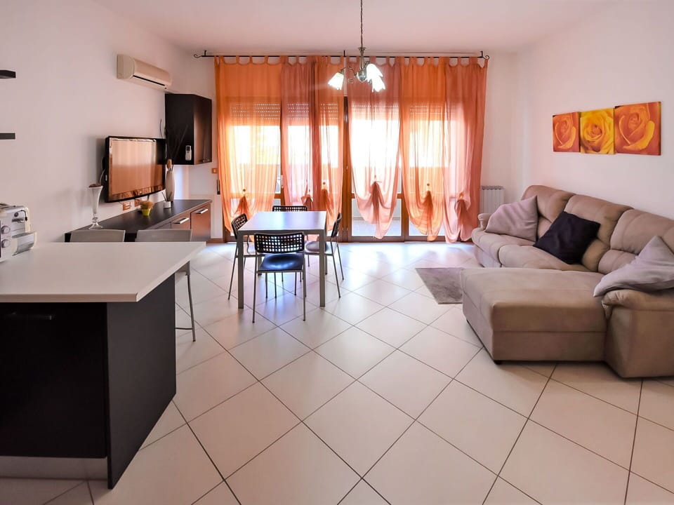 Table, Furniture, Property, Couch, Picture Frame, Building, Lighting, Comfort, Interior Design, Floor