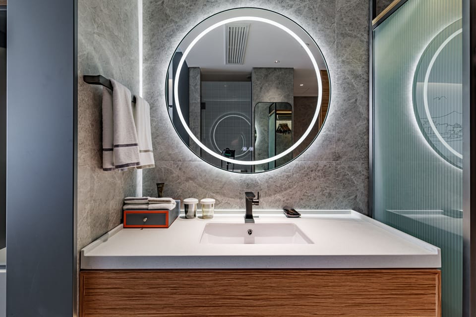 Business Deluxe King | Free minibar, in-room safe, desk, blackout drapes