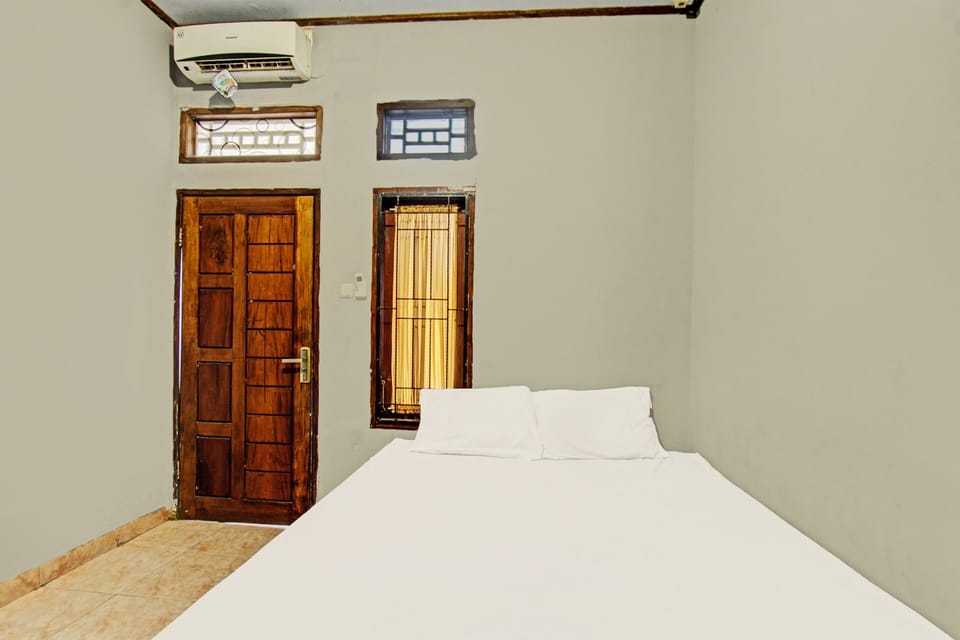Economy Double Room | Desk, laptop workspace, WiFi (free), bed sheets