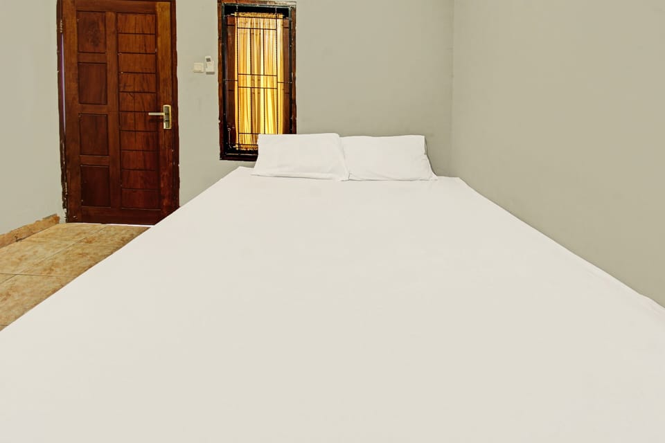Economy Double Room | Desk, laptop workspace, WiFi (free), bed sheets
