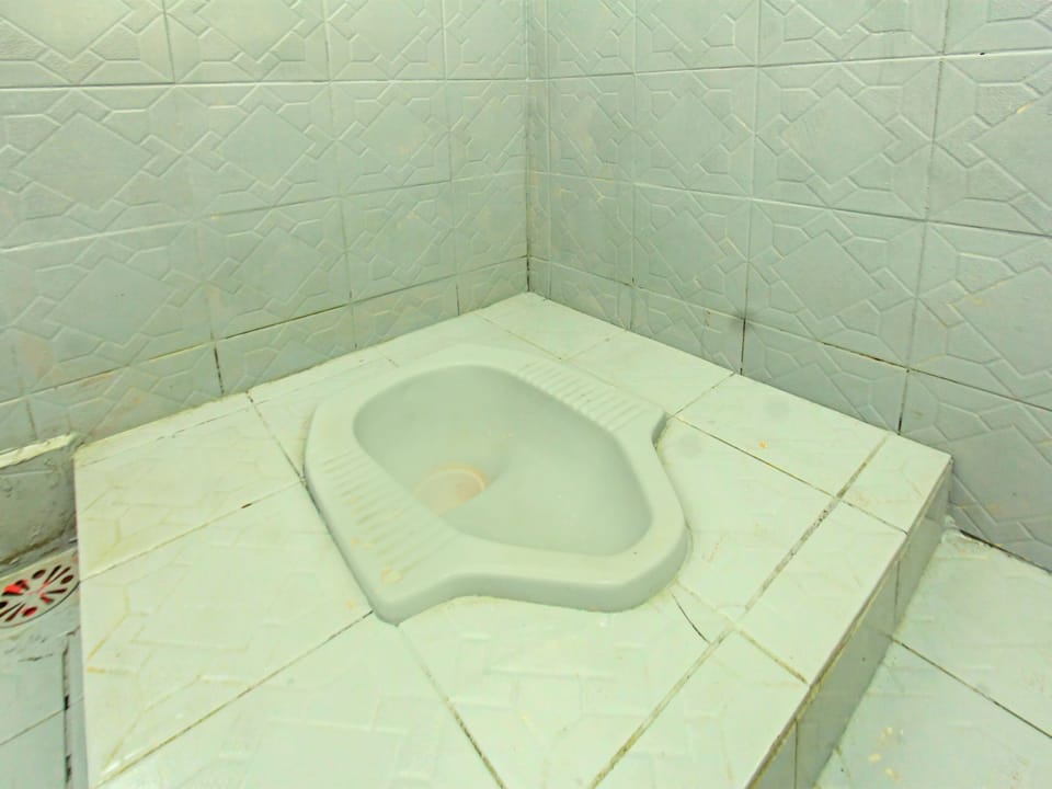 Economy Double Room | Bathroom | Shower, towels
