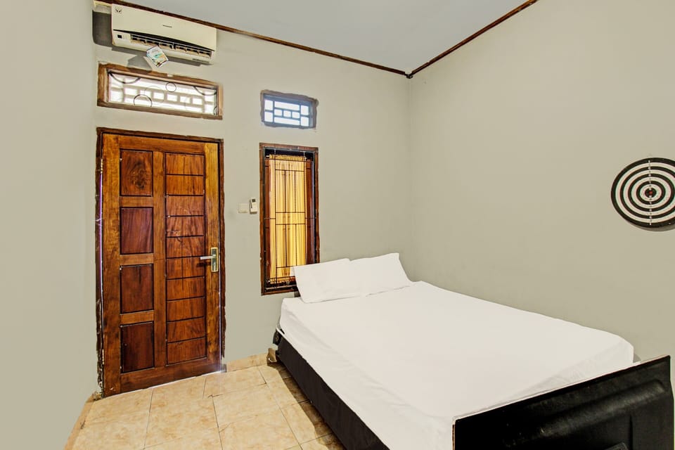 Economy Double Room | Desk, laptop workspace, WiFi (free), bed sheets