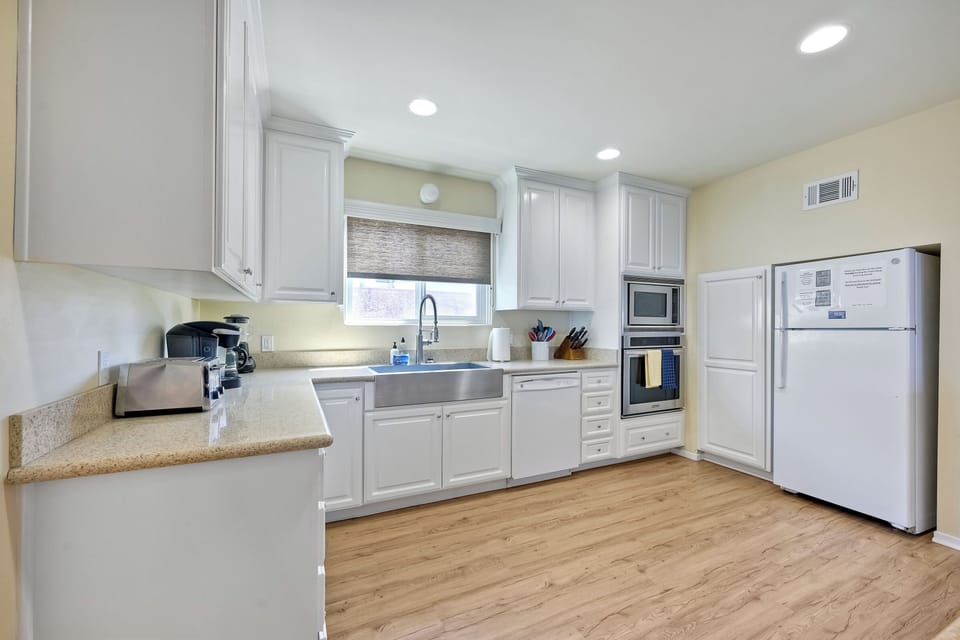 All major appliances and fully stocked for your needs