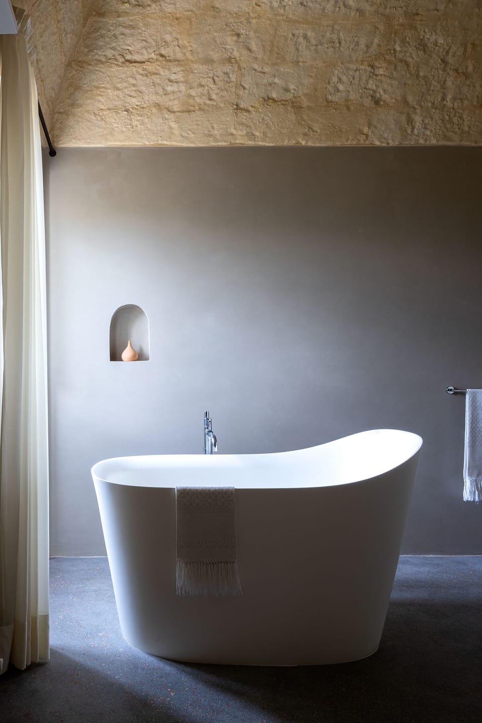 Deluxe Room | Deep soaking bathtub