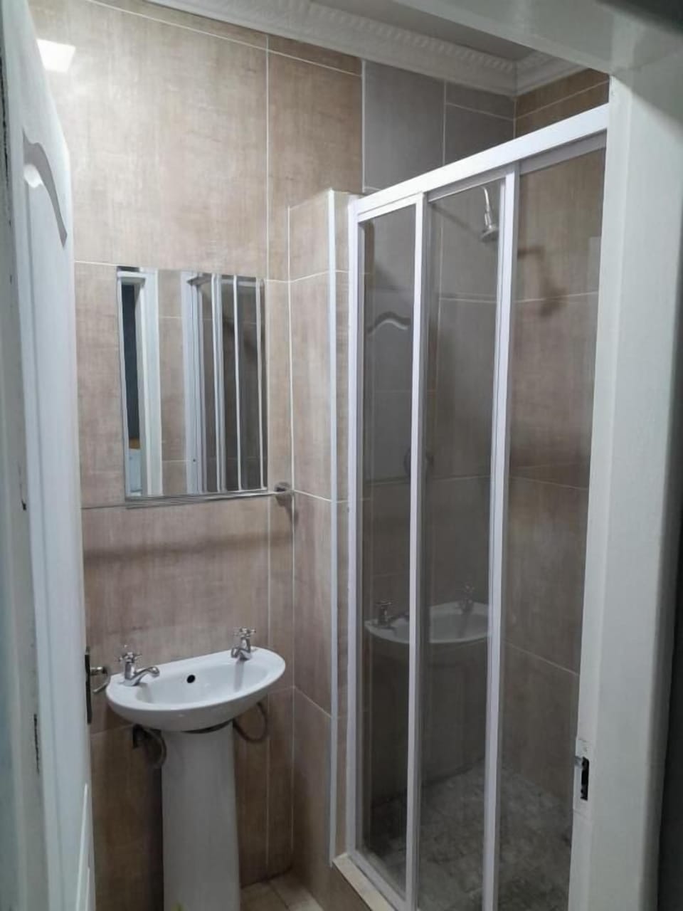 Shower, free toiletries, towels