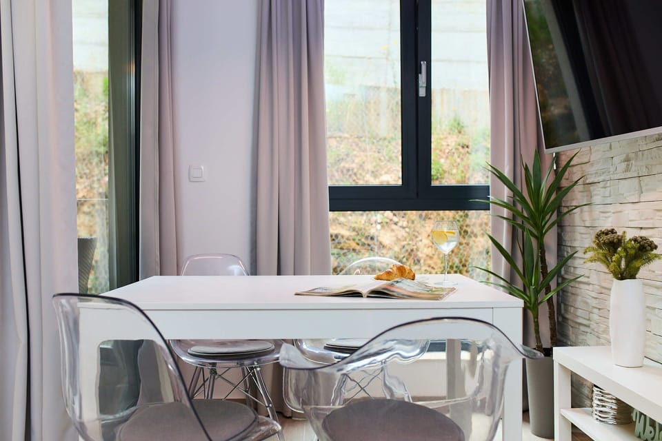 Apartment (1 Bedroom) | In-room dining