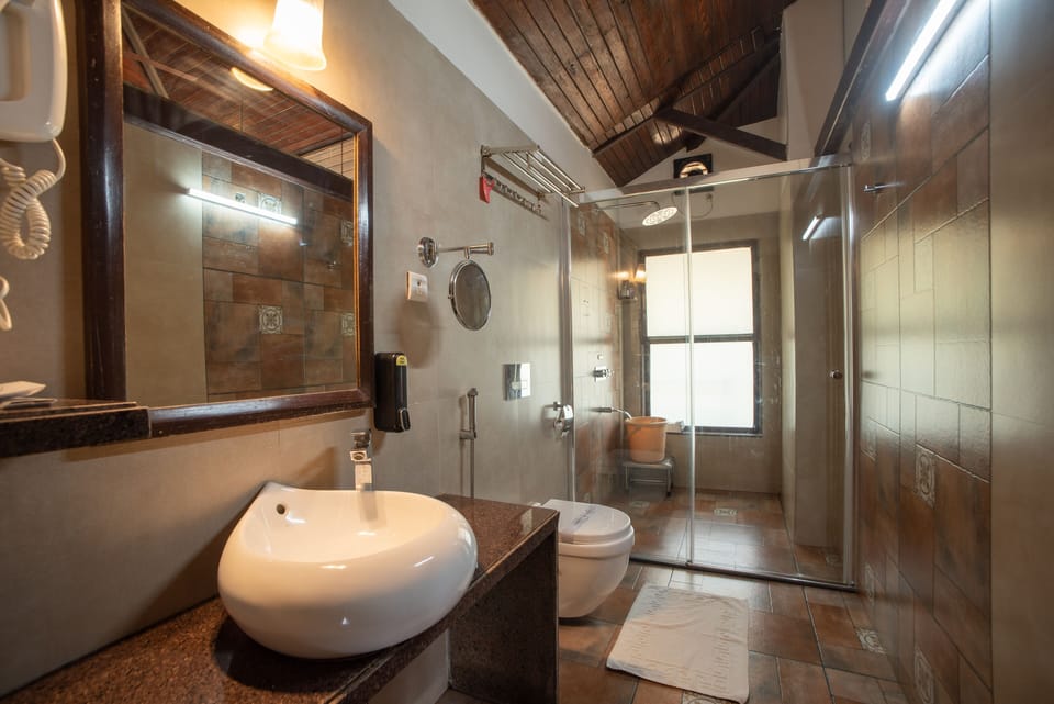 Shower, rainfall showerhead, free toiletries, hair dryer