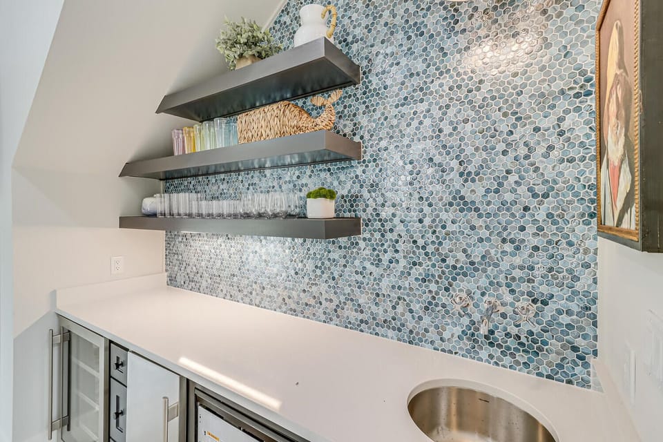 1st Floor, Wet Bar