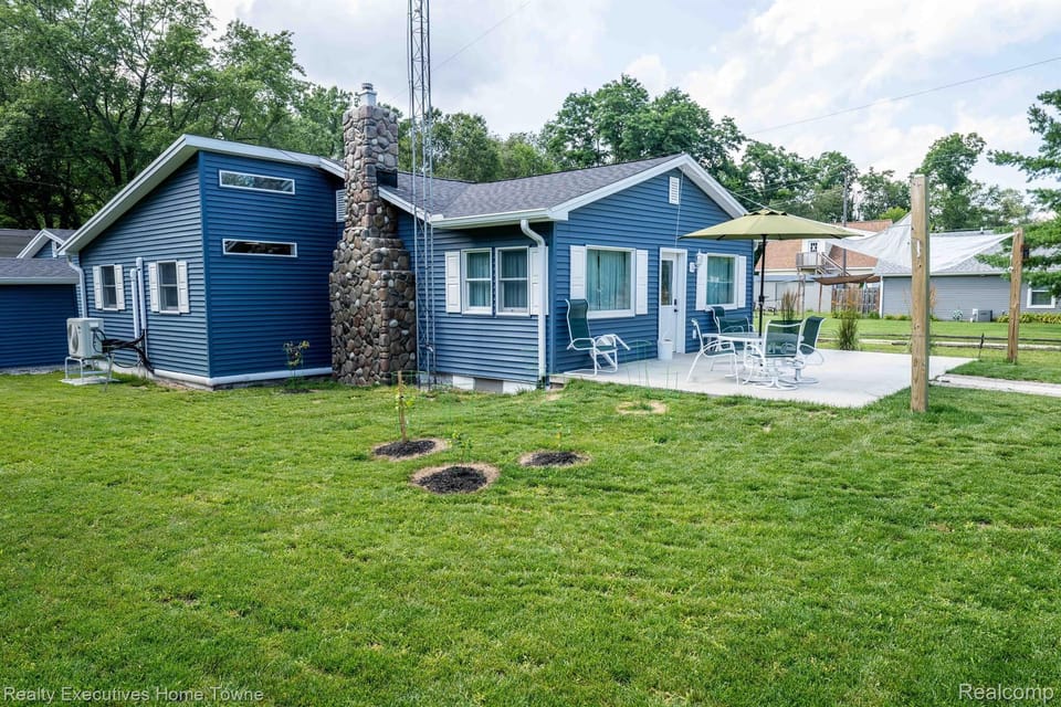 Side yard approx 30x100ft