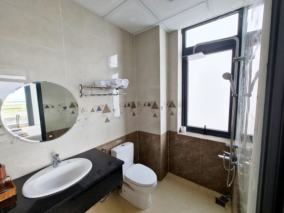 Deluxe Double Room | Bathroom | Free toiletries, hair dryer, slippers, towels
