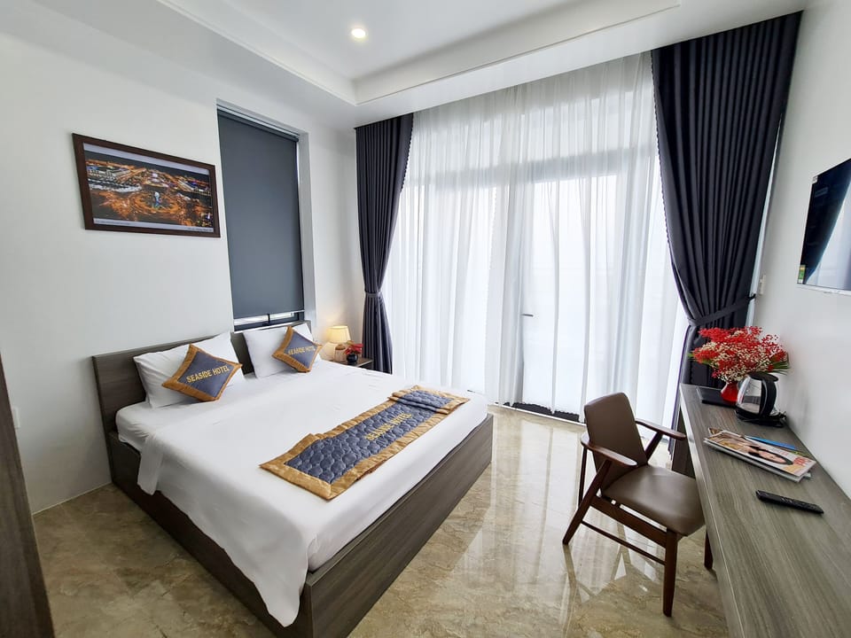 Deluxe Double Room | Desk, laptop workspace, soundproofing, iron/ironing board