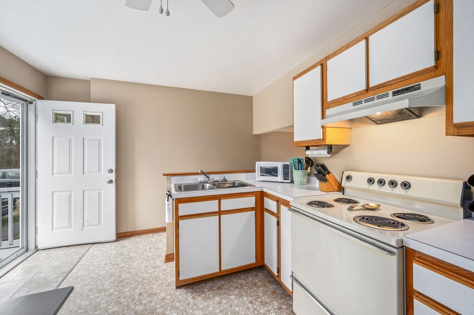 Fishhook Hideway is close to shops, dining, and the Beach!