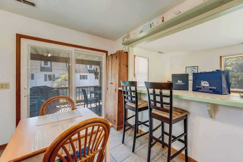 Plenty of room at the double sided Breakfast Bar and Kitchen Table.