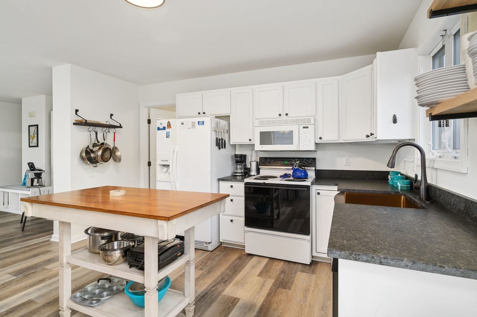 The Chef in your family will find mealtime a bay breeze.