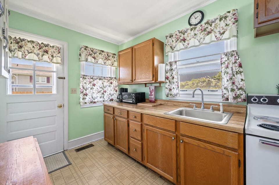 This quintessential Chincoteague Cottage sleeps 6.