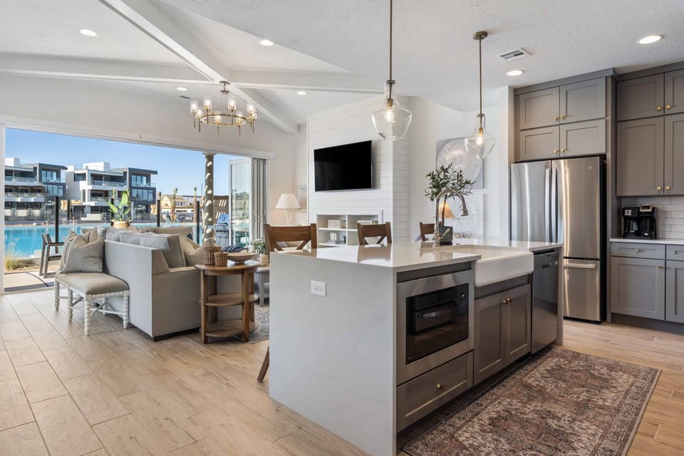 Townhome, 5 Bedrooms | Private kitchen | Fridge, oven, coffee/tea maker, toaster