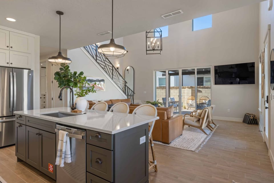 House, 6 Bedrooms | Private kitchen | Fridge, oven, coffee/tea maker, toaster
