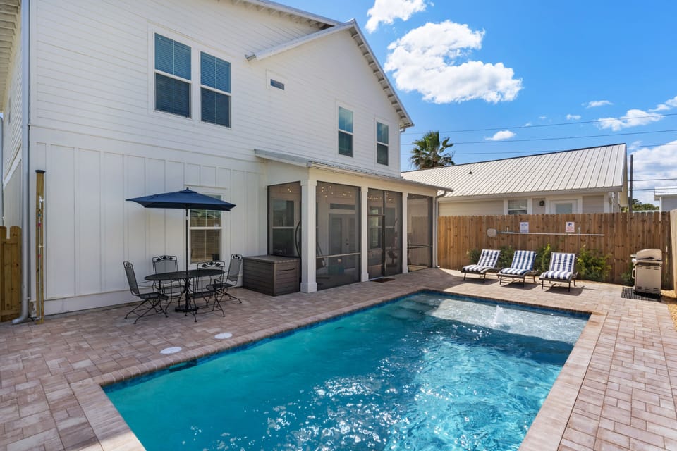 private area with dining 