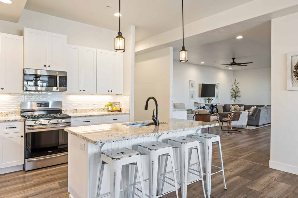House, 6 Bedrooms | Private kitchen | Fridge, oven, coffee/tea maker, toaster