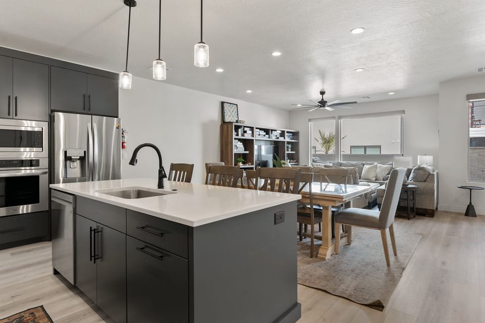Townhome, 4 Bedrooms | Private kitchen | Fridge, oven, coffee/tea maker, toaster