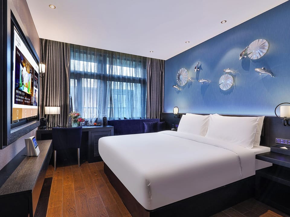 Minibar (free items), WiFi (free), bed sheets