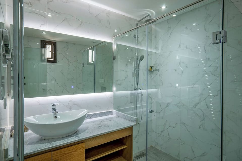 Junior Suite | Bathroom | Shower, free toiletries, hair dryer, bathrobes
