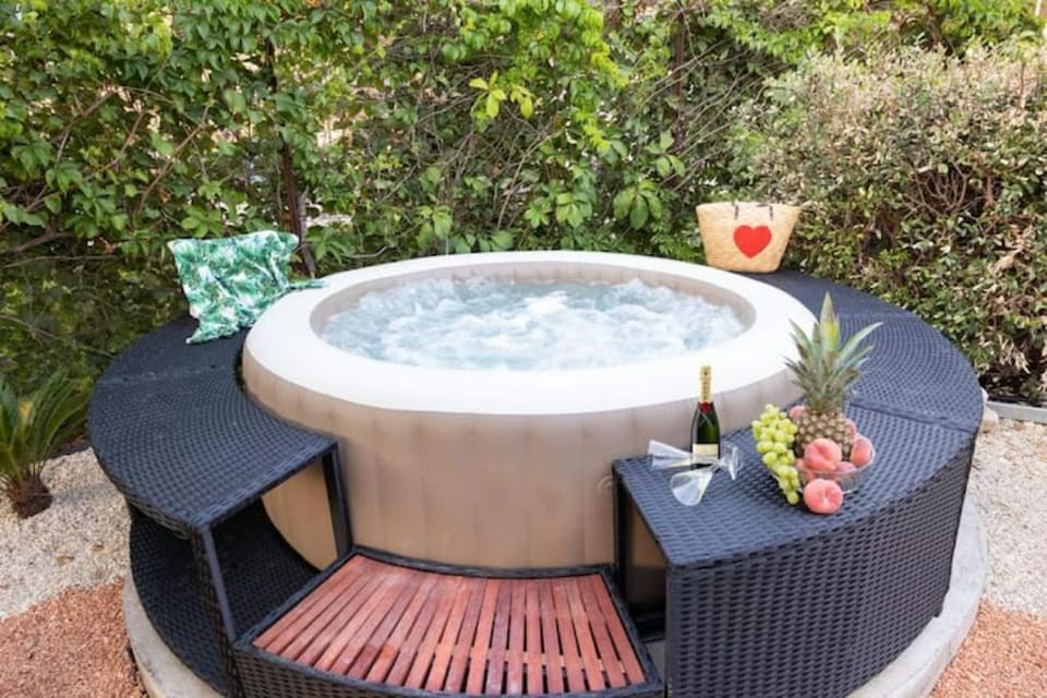Outdoor spa tub