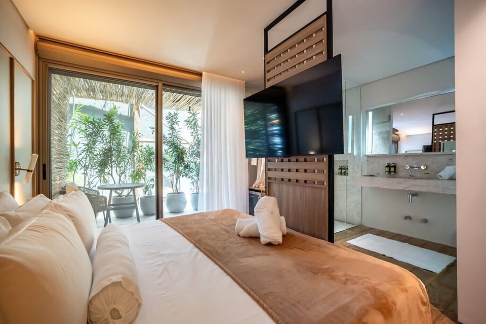 Double Lake View Land | Premium bedding, pillowtop beds, free minibar items, in-room safe