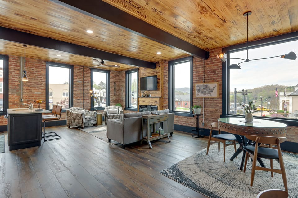 Living Room | Smart TV | WiFi | Fireplace | Central A/C