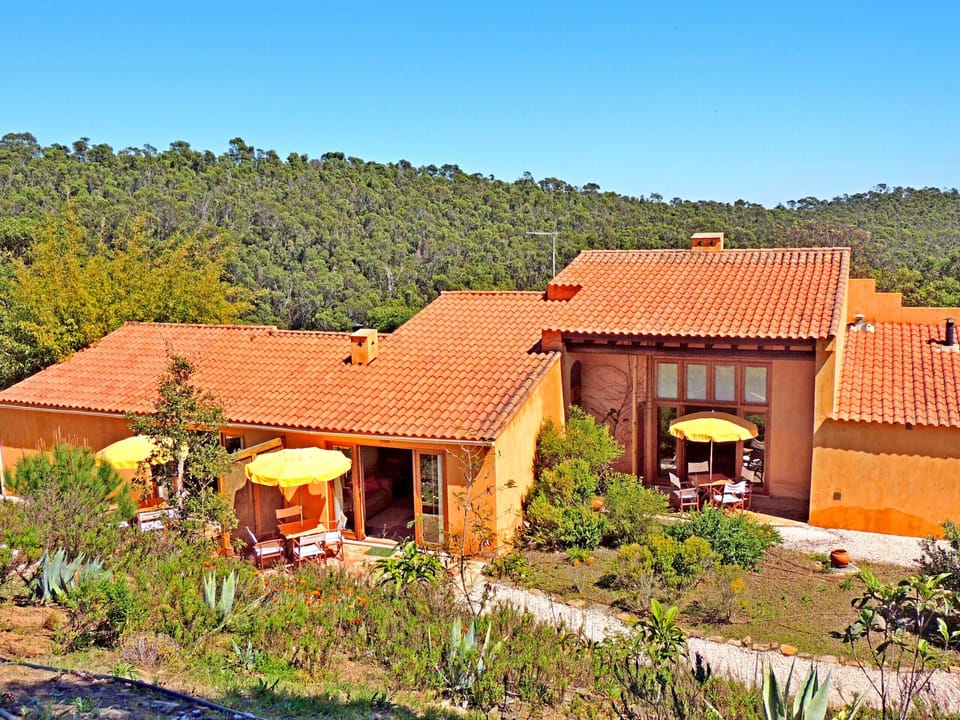 Casa dos Sonhos: Each flat has its own small private terrace with dining table and chairs in the shade of a parasol. From each flat you have a beautiful view into the lovingly designed garden with its flowers.