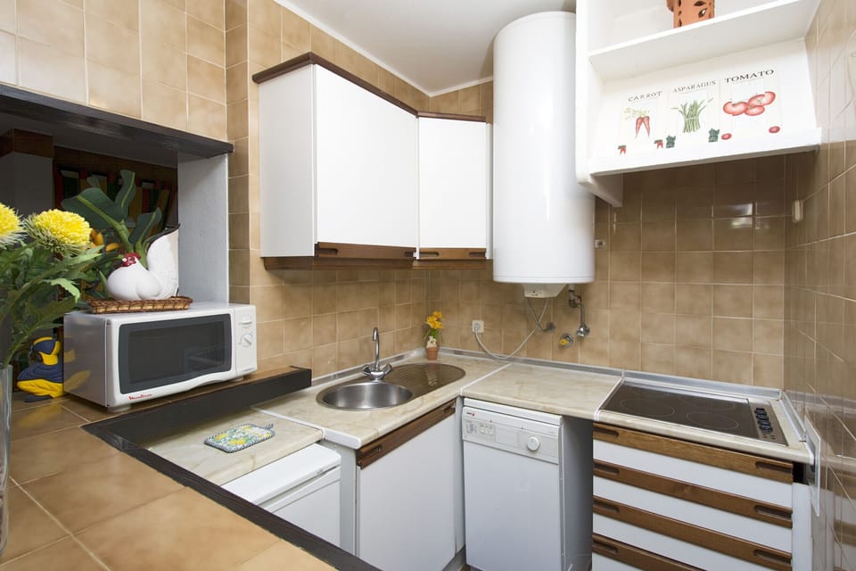 Casa Oyster: The cosy kitchen is equipped with all the essential utensils for a pleasant holiday: Cooker, dishwasher, refrigerator and microwave.
