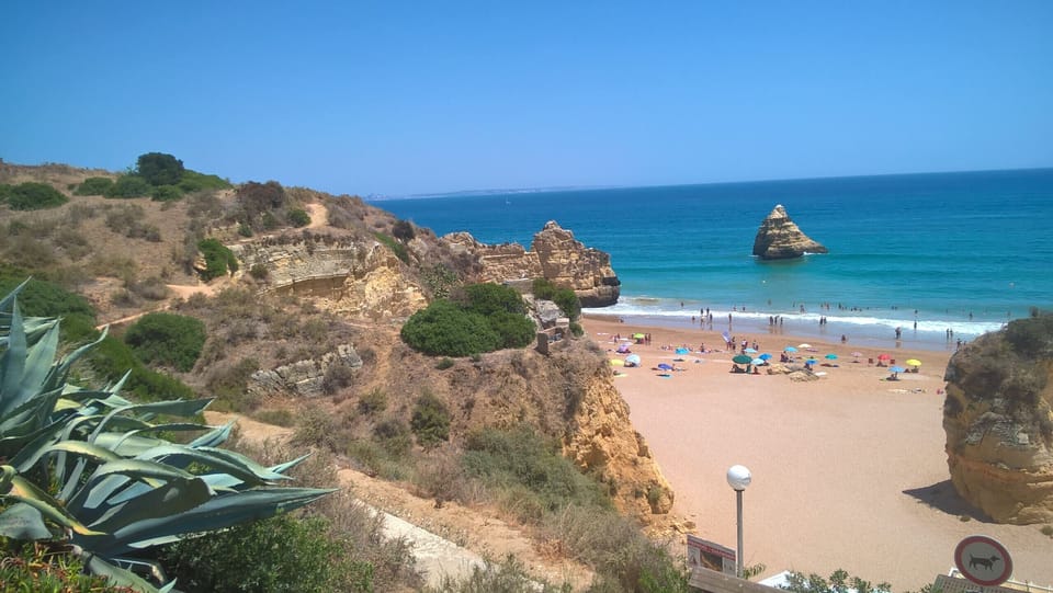 Casa Oyster: Dona Ana beach can be called Casa Oyster's house beach because of its immediate proximity. Within a few minutes' walk you can reach one of the most beautiful beaches in the Algarve with sun loungers and a kiosk between rock faces and crystal-clear water.