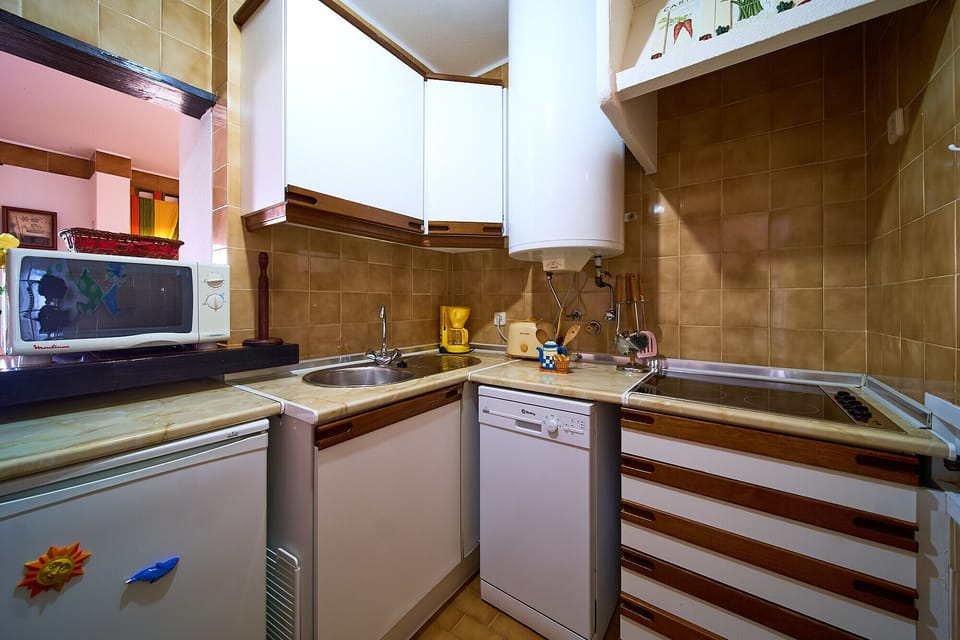 Casa Oystra: The cosy kitchen is equipped with all the essential utensils for a pleasant holiday: Cooker, dishwasher, refrigerator and microwave.