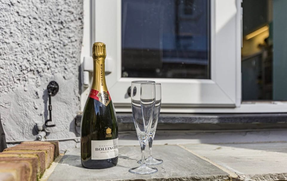 Help yourself to the beer and Prosecco fridge in the garden. 