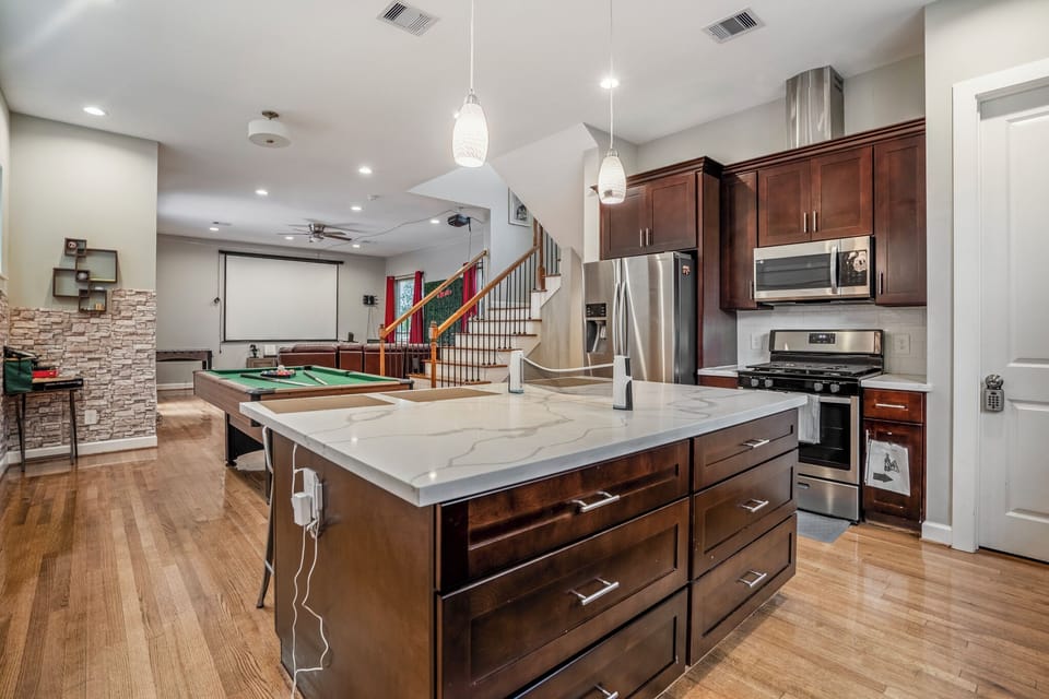Luxury Townhome, 3 Bedrooms, Balcony | Private kitchen