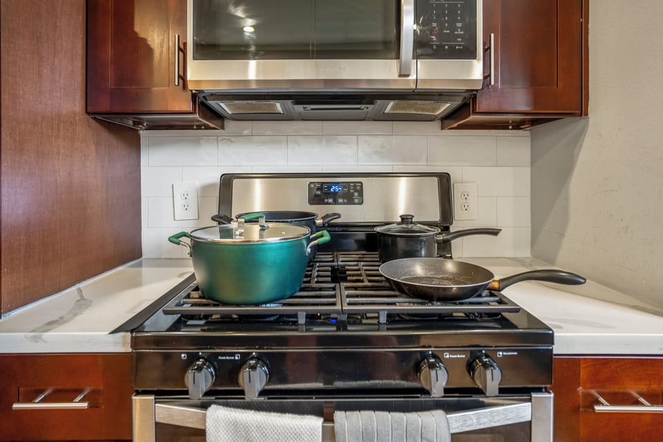 Luxury Townhome, 3 Bedrooms, Balcony | Private kitchen