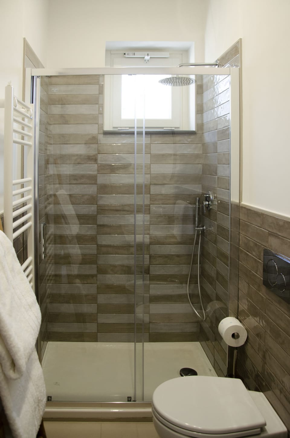 Comfort Double or Twin Room | Bathroom | Shower, rainfall showerhead, free toiletries, hair dryer